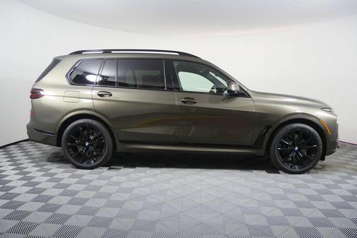 Manhattan Green Metallic 2027 BMW X7 xDrive40i
