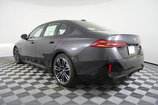 Dark Graphite Metallic 2026 BMW 550e xDrive