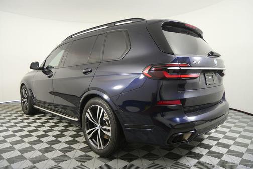 Carbon Black Metallic 2023 BMW X7 xDrive40i