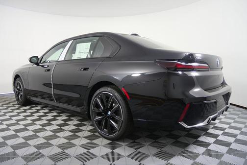 2026 BMW 750e i xDrive