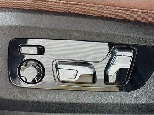 Black Sapphire Metallic 2027 BMW X7 xDrive40i