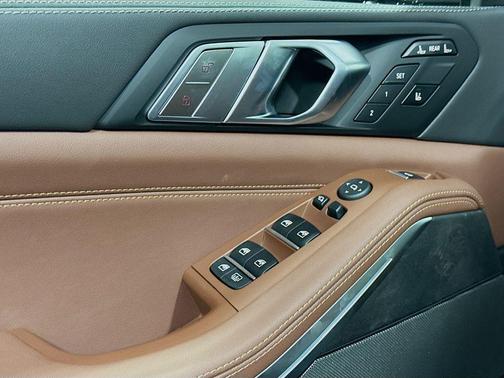 Black Sapphire Metallic 2027 BMW X7 xDrive40i
