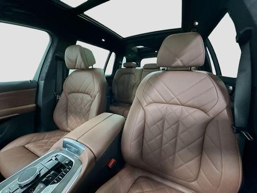 Black Sapphire Metallic 2027 BMW X7 xDrive40i