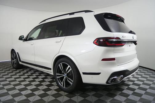 Mineral White Metallic 2026 BMW X7 xDrive40i