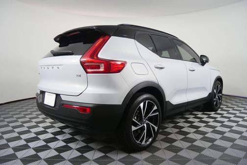 2022 Volvo XC40 T4 R-Design