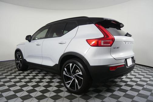 2022 Volvo XC40 T4 R-Design