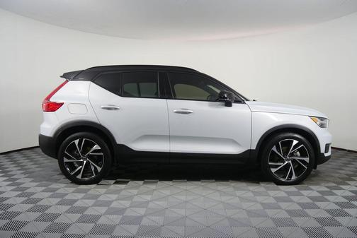 2022 Volvo XC40 T4 R-Design