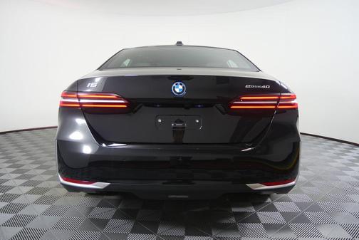 Black Sapphire Metallic 2026 BMW i5 eDrive40