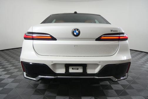 2023 BMW 740 i