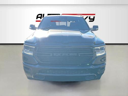 Diamond Black Crystal Pearlcoat 2021 RAM 1500 Laramie