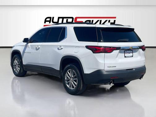 Iridescent Pearl Tricoat 2023 Chevrolet Traverse LT Cloth