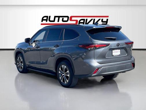 Magnetic Gray Metallic 2024 Toyota Highlander XLE