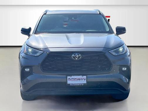 Magnetic Gray Metallic 2024 Toyota Highlander XLE