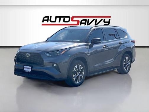 Magnetic Gray Metallic 2024 Toyota Highlander XLE