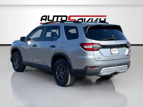 Lunar Silver Metallic 2025 Honda Pilot TrailSport