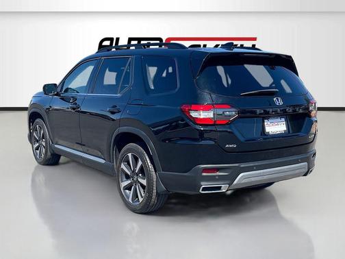 Crystal Black Pearl 2024 Honda Pilot Touring 8-Passenger