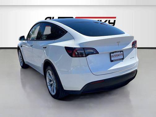 Pearl White Multi-Coat 2023 Tesla Model Y Long Range Dual Motor All-Wheel Drive