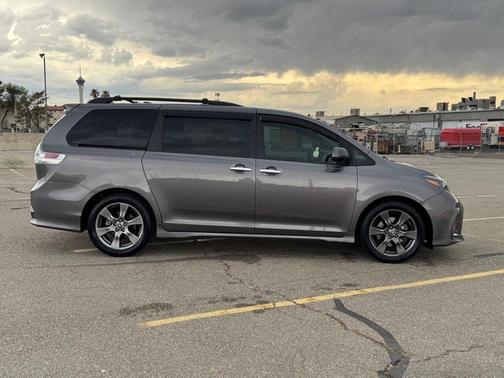 2020 Toyota Sienna SE