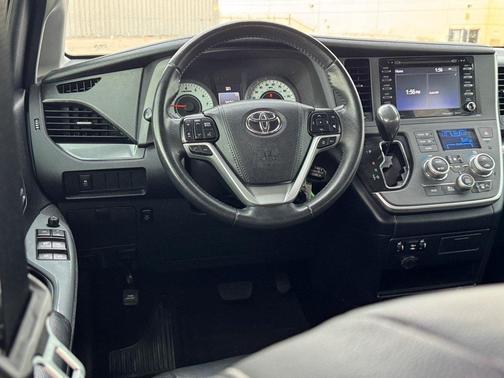2020 Toyota Sienna SE