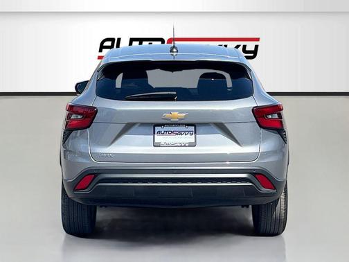Sterling Gray Metallic 2025 Chevrolet Trax LS