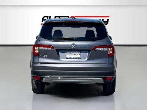 Modern Steel Metallic 2022 Honda Pilot 2WD EX-L