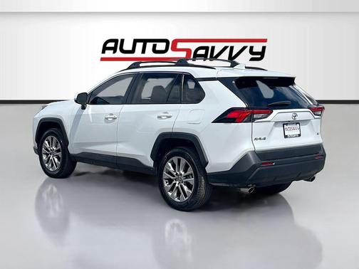 Wind Chill Pearl 2025 Toyota RAV4 XLE Premium