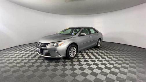 Photo 5 of 31 of 2017 Toyota Camry LE