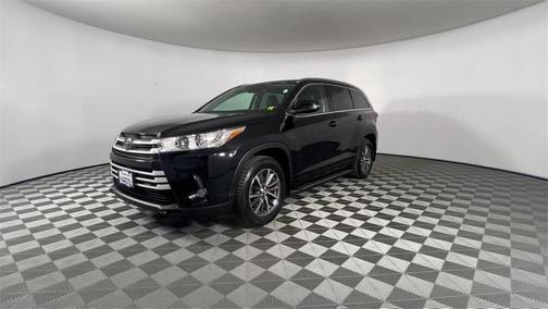 Photo 5 of 35 of 2018 Toyota Highlander XLE
