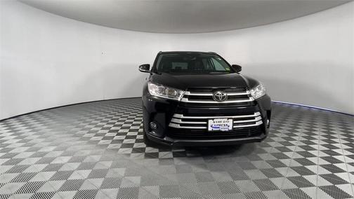 Photo 3 of 35 of 2018 Toyota Highlander XLE
