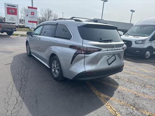 2023 Toyota Sienna XLE 8 Passenger