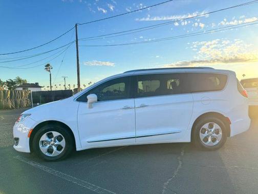 White 2017 Chrysler Pacifica Touring-L Plus