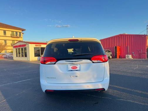 White 2017 Chrysler Pacifica Touring-L Plus
