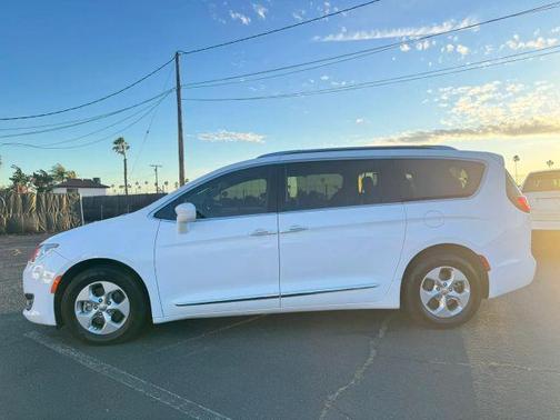 White 2017 Chrysler Pacifica Touring-L Plus