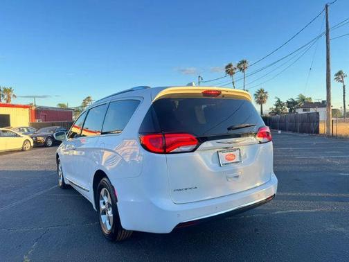 White 2017 Chrysler Pacifica Touring-L Plus