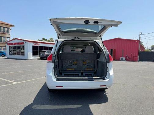 White 2014 Toyota Sienna LE