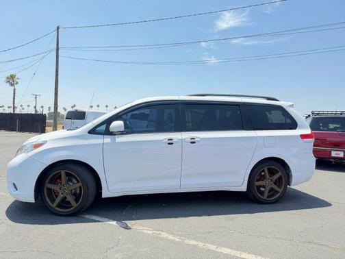 White 2014 Toyota Sienna LE
