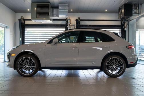 2025 Porsche Macan Base