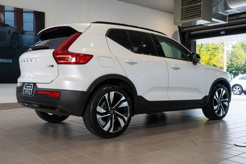 2023 Volvo XC40 B5 Ultimate Dark Theme