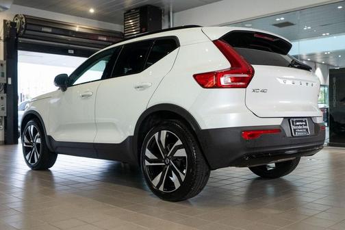 2023 Volvo XC40 B5 Ultimate Dark Theme