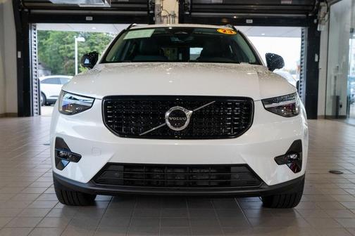 2023 Volvo XC40 B5 Ultimate Dark Theme