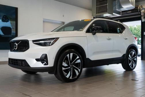 2023 Volvo XC40 B5 Ultimate Dark Theme