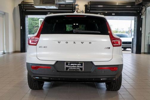 2023 Volvo XC40 B5 Ultimate Dark Theme