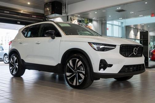 2023 Volvo XC40 B5 Ultimate Dark Theme