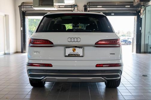 2023 Audi Q7 45 Premium Plus