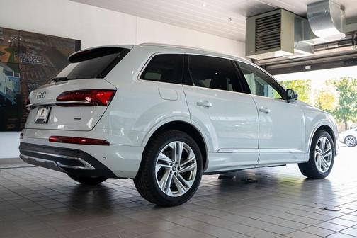 2023 Audi Q7 45 Premium Plus