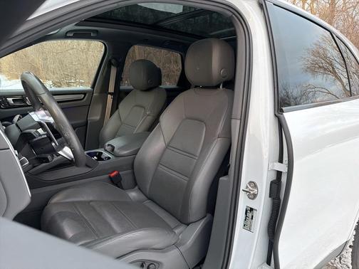 2023 Porsche Cayenne Platinum Edition