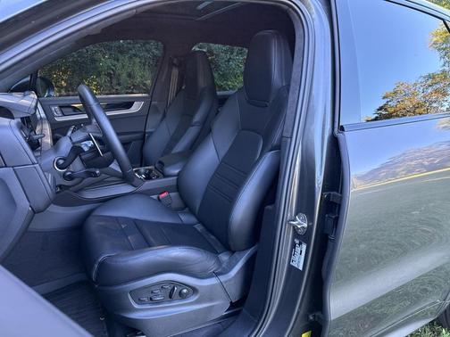 2025 Porsche Cayenne GTS