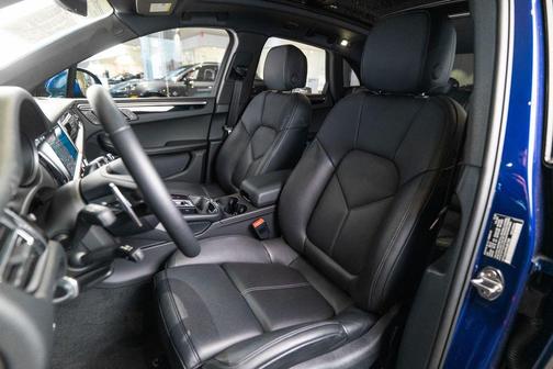 Gentian Blue Metallic 2025 Porsche Macan