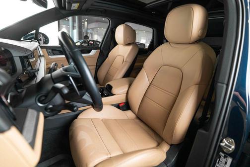 Blue Metallic 2024 Porsche Cayenne Base