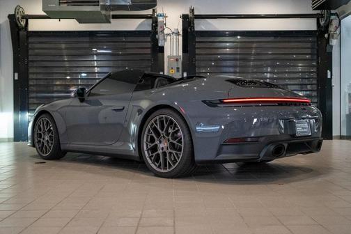 2025 Porsche 911 Carrera